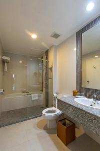 een badkamer met een toilet, een wastafel en een douche bij Kantary House Hotel, Bangkok in Bangkok