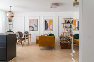 Posedenie v ubytovaní Old Town Gem Designer Apartment - Centre Location - Families - Remote Work