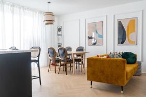 Posedenie v ubytovaní Old Town Gem Designer Apartment - Centre Location - Families - Remote Work