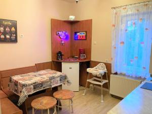 a room with a table and two stools and a table at Balaton Vendégház in Siófok