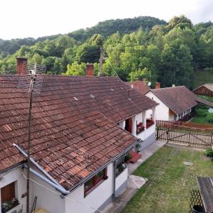 un grupo de casas con techos rojos en Karádi Vendégház, en Háromhuta