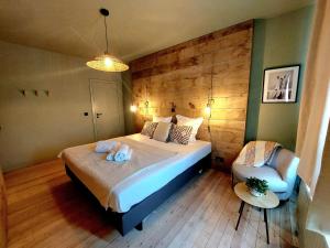 马尔梅迪MyDeer - Deluxe rooms & shared kitchen的带一张大床和一把椅子的卧室