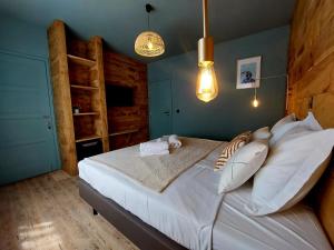 1 dormitorio con 1 cama grande con almohadas blancas en MyDeer - Deluxe rooms & shared kitchen, en Malmedy