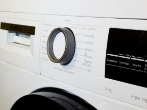 um close-up de uma máquina de lavar roupa em Suggestivo Loft in Centro em Milis
