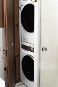 Kúpeľňa v ubytovaní Old Town Gem Designer Apartment - Centre Location - Families - Remote Work