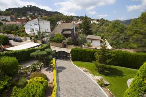 uma vista aérea de uma casa com um jardim em Catalunya Casas Private paradise - hop, skip or jump to Barcelona! em Cervelló