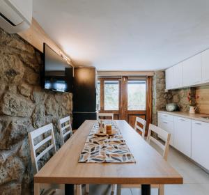 kuchnia z drewnianym stołem i krzesłami w obiekcie Vista Lago,Orahovica jezero w mieście Duzluk