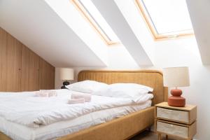 Posteľ alebo postele v izbe v ubytovaní Old Town Gem Designer Apartment - Centre Location - Families - Remote Work