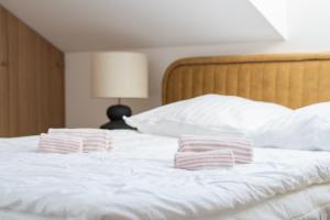 Posteľ alebo postele v izbe v ubytovaní Old Town Gem Designer Apartment - Centre Location - Families - Remote Work