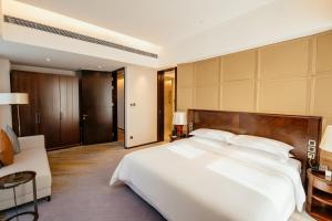 Postel nebo postele na pokoji v ubytování Sheraton Guangzhou Hotel