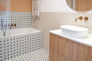 Kúpeľňa v ubytovaní Old Town Gem Designer Apartment - Centre Location - Families - Remote Work