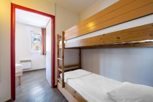 1 dormitorio con 2 literas y ventana en Résidence Pierre & Vacances La Rivière en Chamonix-Mont-Blanc