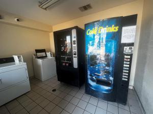 uma máquina de venda automática de jogos de vídeo numa sala em Super 8 by Wyndham Baytown I-10 em Baytown
