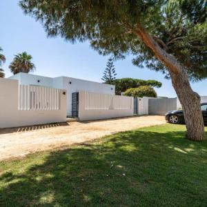 a car parked in a yard next to a house at Casa Piscina Cubierta Climatizada 3 in Chiclana de la Frontera