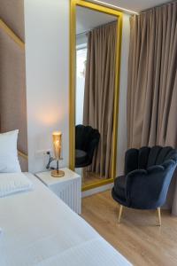 Postel nebo postele na pokoji v ubytování Adam & Eve Suites