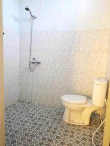 La salle de bains est pourvue d'une douche et de toilettes. dans l'établissement Tangkoko Safety Stop, à Bitung