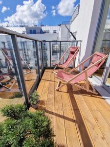 balkon z 2 krzesłami w budynku w obiekcie Old Town Gem Designer Apartment - Centre Location - Families - Remote Work w Gdańsku