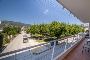 balcone con vista su una strada e sugli alberi di Volos Horizon Oasis Apartment #1 a Volos