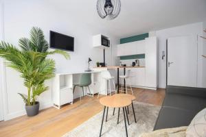 uma sala de estar com uma mesa e uma cozinha em Charmant 2P centre ville Orléans em Orléans