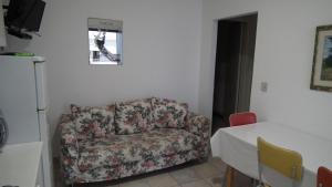 - un salon avec une chaise et une table dans l'établissement Condominio Belletti, à Lignano Sabbiadoro