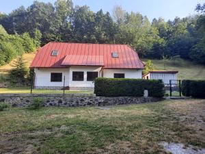 a white house with a red roof at Domček pod lesíkom in Banská Štiavnica