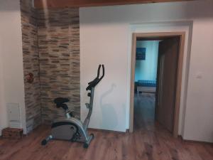 a room with a gym with a exercise bike at Domček pod lesíkom in Banská Štiavnica