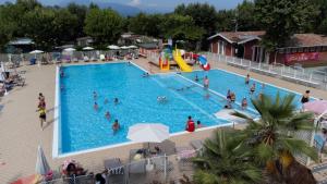 una vista aérea de una piscina con gente en ella en Sereno Camping Holiday, en Moniga del Garda