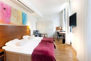een hotelkamer met een bed en een bureau bij Scandic Hallandia in Halmstad