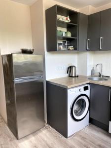 uma cozinha com uma máquina de lavar roupa e uma máquina de lavar roupa em Family stay in Pavilosta em Pāvilosta