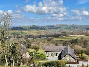 una casa de campo en medio de un campo en Rhiwddu Barns, en Llangadog