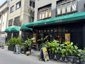 um restaurante com placas em frente a um edifício em Black Art Otel em Istambul