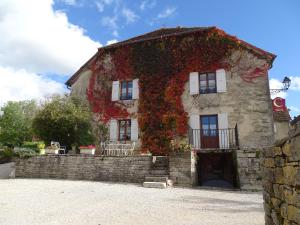 a building with ivy on the side of it at Le CLOS DE L AMANDIER in Château-Chalon