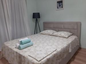 ein Schlafzimmer mit einem Bett mit zwei Handtüchern darauf in der Unterkunft The Ionian Comfort Apartment- Beachfront Lungomare Promenade in Vlorë