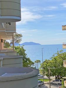 Vom Balkon eines Hauses genießen Sie Meerblick. in der Unterkunft The Ionian Comfort Apartment- Beachfront Lungomare Promenade in Vlorë