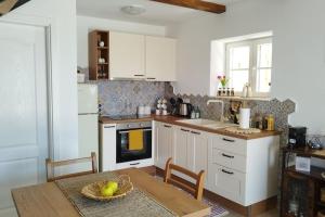 Köök või kööginurk majutusasutuses Holiday house "Acacia", for two with pool, Dol