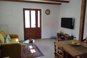 Televiisor ja/või meelelahutuskeskus majutusasutuses Holiday house "Acacia", for two with pool, Dol