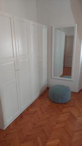 um quarto com armários brancos e um espelho grande em PORT em Makarska