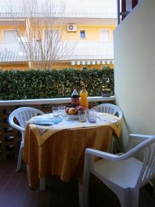 A seating area at Glicini