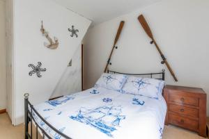 ein Schlafzimmer mit einem Bett mit blauen Spinnen an der Wand in der Unterkunft Stylish 2BD Family Hideaway in Dover in Dover