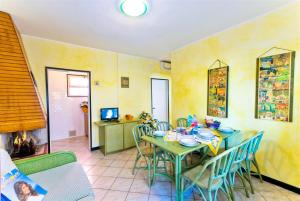 A television and/or entertainment centre at Glicini