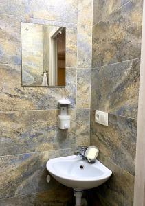 La salle de bains est pourvue d'un lavabo et d'un miroir. dans l'établissement Hostel 5 Сapsule - rooms, à Öskemen