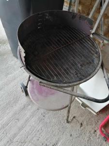 een houtskoolgrill bovenop een tafel bij Gite Bin Benaise sans linge in Pamproux