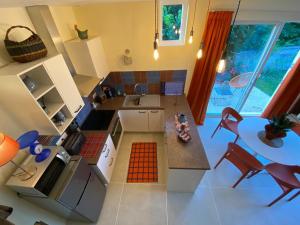 an overhead view of a kitchen with a table and chairs at AMALOUYSE Studio de charme au cœur des châteaux de Loire in Montlouis-sur-Loire