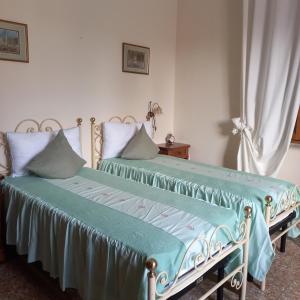 two beds sitting next to each other in a bedroom at BnB Villa Melany vicino Centro in Lucca