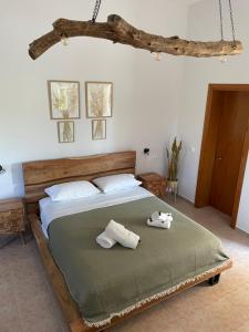 1 dormitorio con 1 cama con 2 toallas en Platanos, en Samotracia