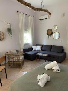 sala de estar con sofá azul y mesa en Platanos, en Samotracia