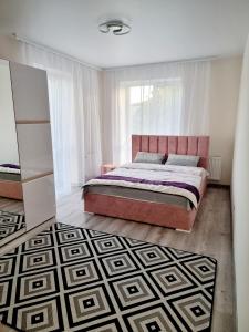 een slaapkamer met een bed en een groot raam bij Dream Town,залізничний вокзал in Loetsk