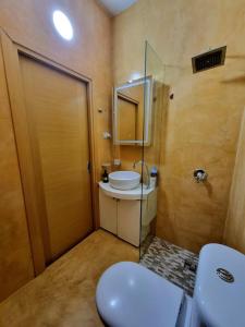 Bathroom sa Vlora Central Apartment
