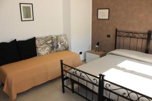 1 dormitorio con 2 camas y mesa con lámpara en Poggiofranco Apartaments en Bari