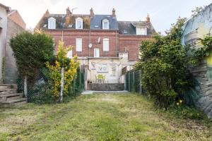 eine leere Gasse vor einem Haus in der Unterkunft maison jardin terrasse in Le Tréport